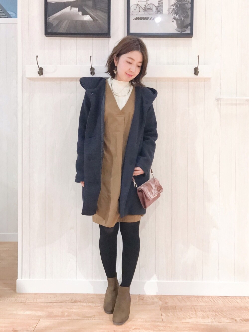ブルー系のその他アウター、ベージュ系のワンピース、ブラウン系のブーツを着用したレディースの冬コーディネートの1枚目の写真