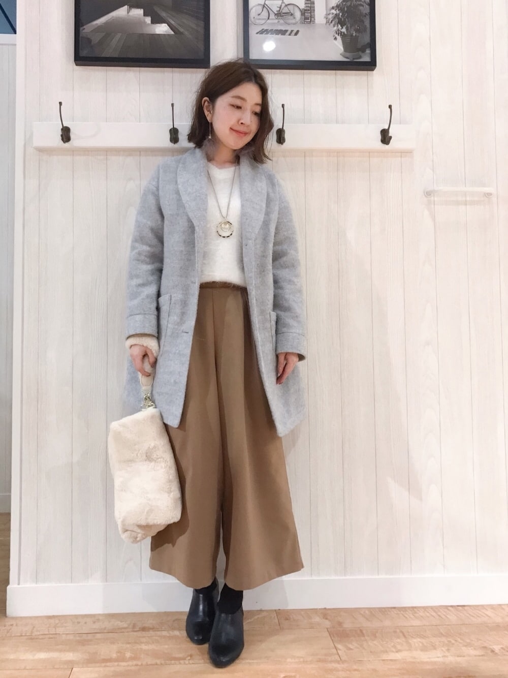 グレー系のその他アウター、ホワイト系のニット/セーター、ブラウン系のその他パンツを着用したレディースの冬コーディネートの1枚目の写真