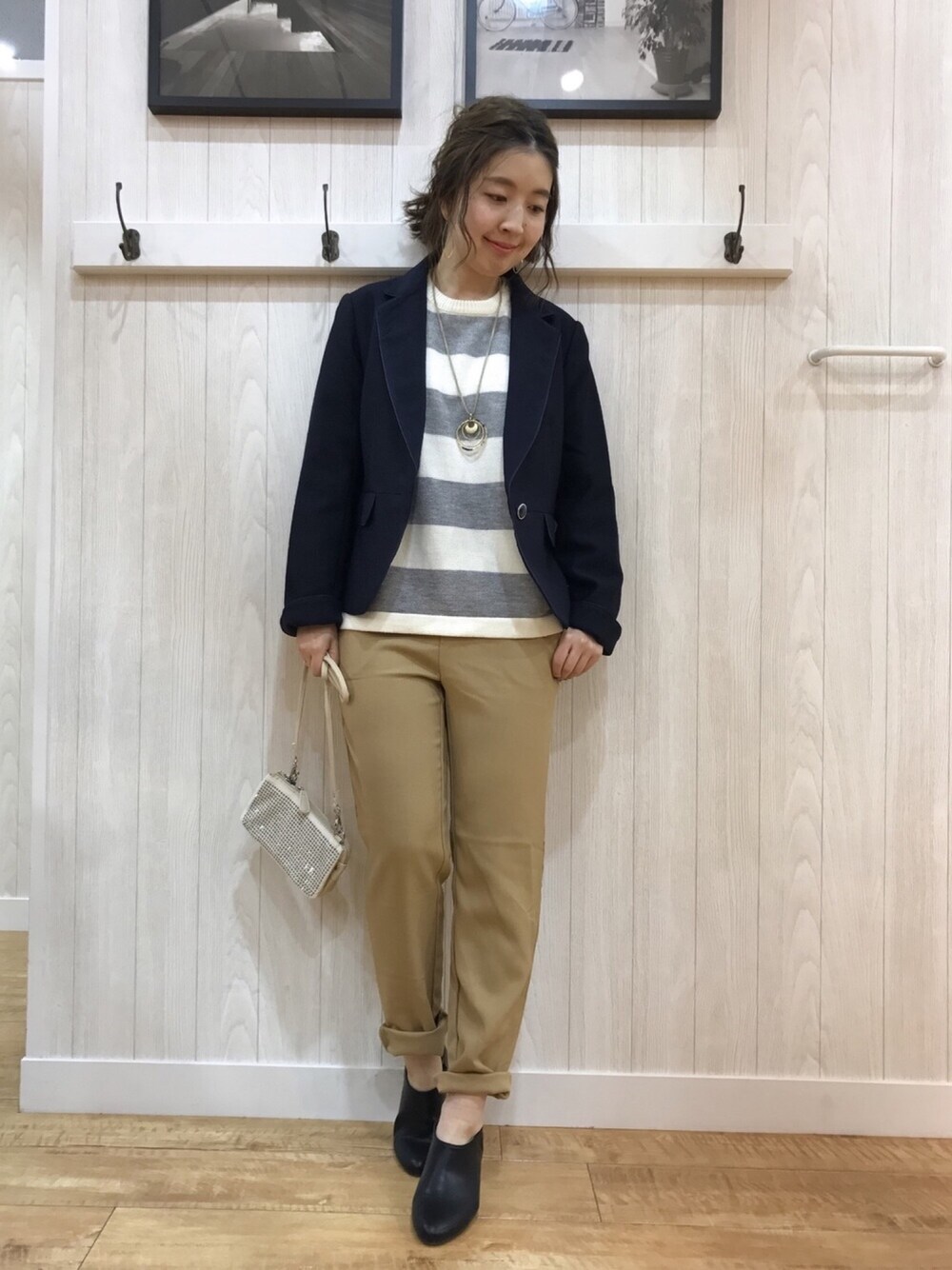 ブルー系のテーラードジャケット、グレー系のニット/セーター、ベージュ系のその他パンツを着用したレディースの冬コーディネートの1枚目の写真