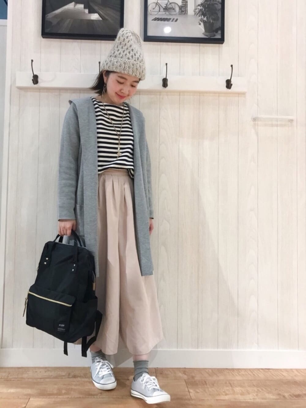 グレー系のカーディガン/ボレロ、ブラック系のTシャツ/カットソー、ピンク系のその他パンツを着用したレディースの冬コーディネートの1枚目の写真