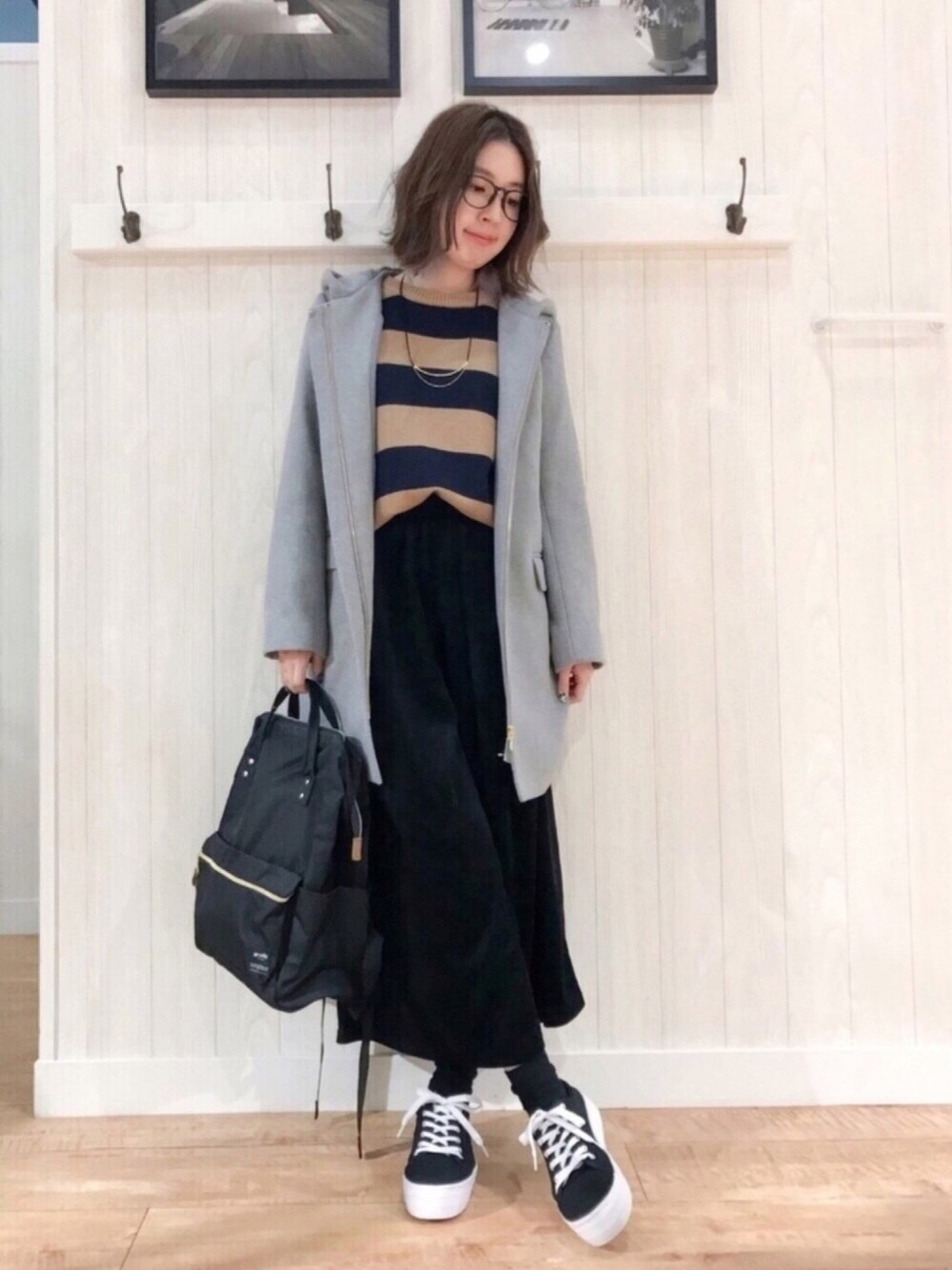 グレー系のその他アウター、ブラック系のその他パンツ、ブラック系のバックパック/リュックを着用したレディースの冬コーディネートの1枚目の写真