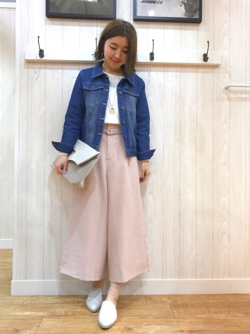 「オトナカジュアル、はるコーデ、プチプラ、Gジャン、denim、ニット、ワイドパンツ、クラッチバッグ、スリッパ、ピンク」｜「Cutie Blondeのデニム風ジャージジャケット（デニムジャケット、ブルー系）」を使った、リナさん（レディース・160cm）の冬コーディネートの1枚目の写真