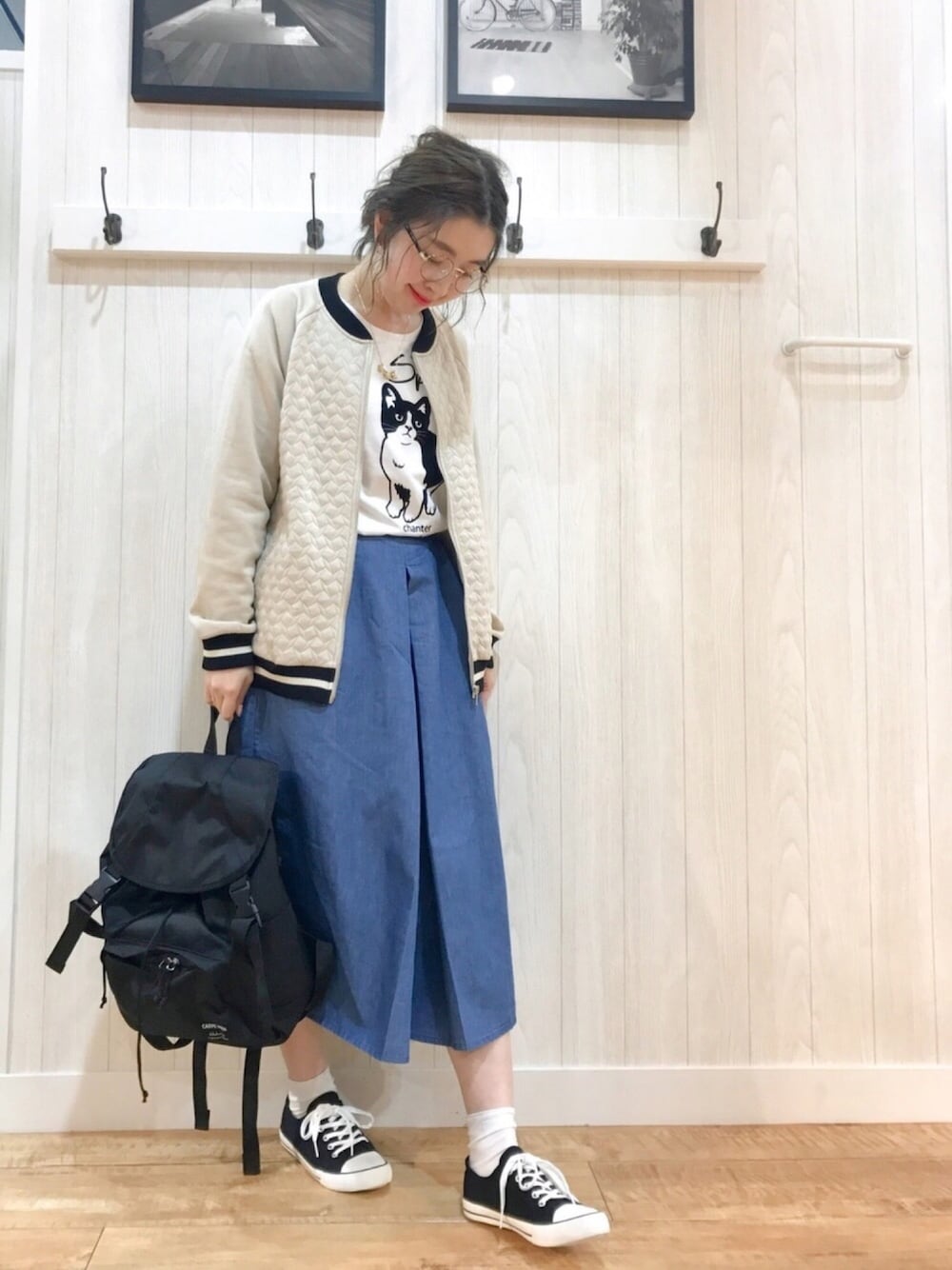 ホワイト系のブルゾン、ホワイト系のTシャツ/カットソー、ブルー系のデニムパンツを着用したレディースの春コーディネートの1枚目の写真