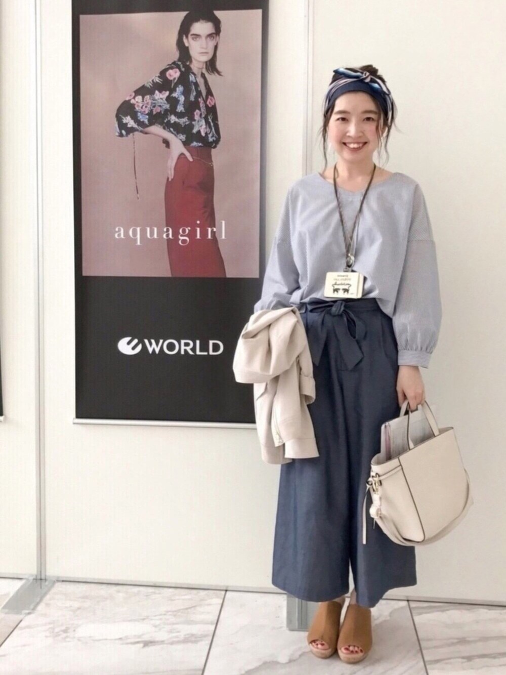 「オトナカジュアル、春コーデ、ストライプ、ブラウス、ノーカラージャケット、ウエストリボン、ワイドパンツ、ヘアバンド、ウェッジソール、ミュール」｜「DRESKIPの【イージーケア】袖パフブラウス（シャツ/ブラウス、ブルー系）」を使った、リナさん（レディース・160cm）の春コーディネートの1枚目の写真