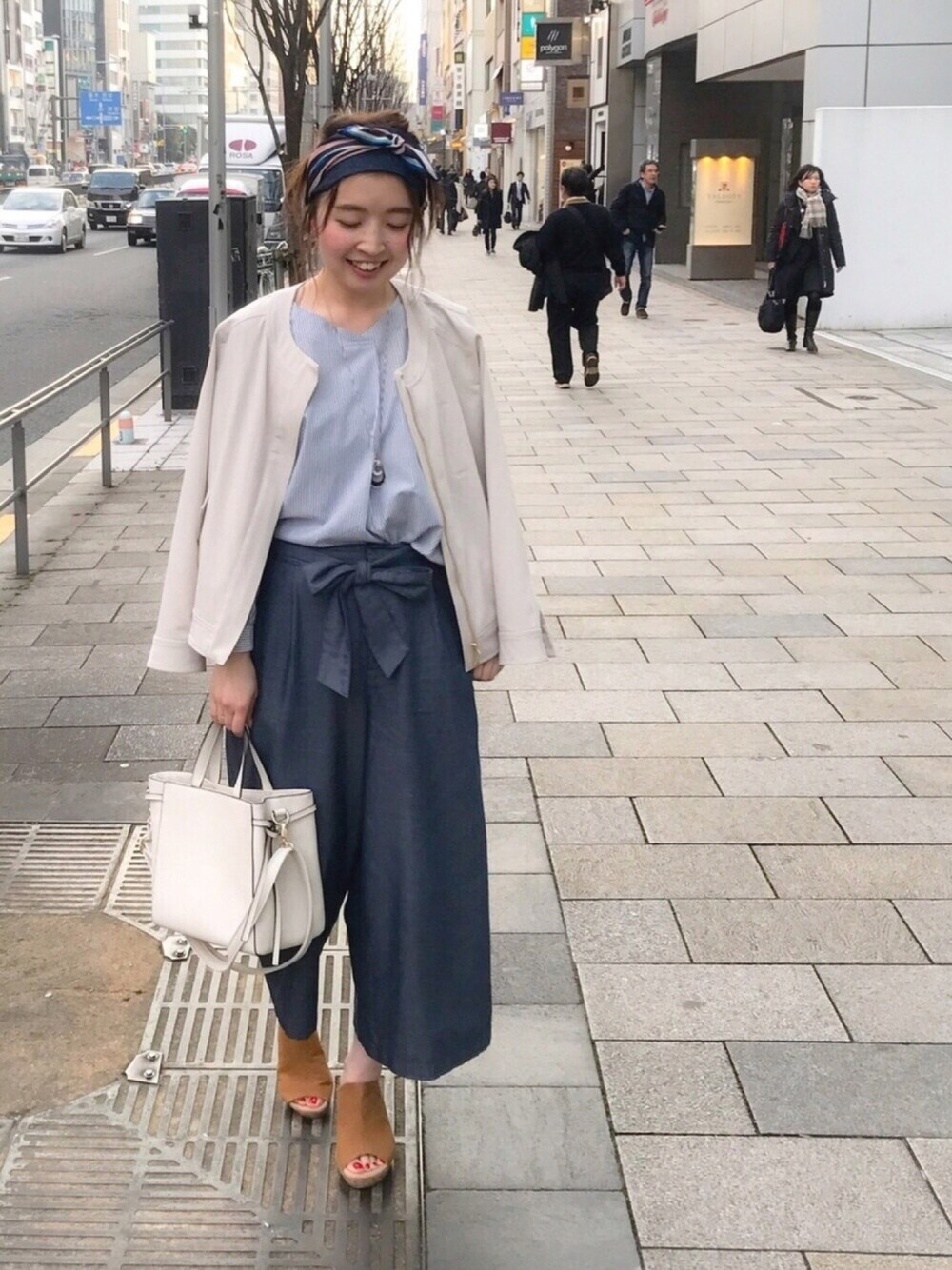 「オトナカジュアル、春コーデ、ノーカラージャケット、ストライプ、ブラウス、デニム、ワイドパンツ、ウェッジソール、ミュール、ヘアバンド」｜「DRESKIPのノーカラーブルゾン（ブルゾン、ベージュ系）」を使った、リナさん（レディース・160cm）の冬コーディネートの1枚目の写真