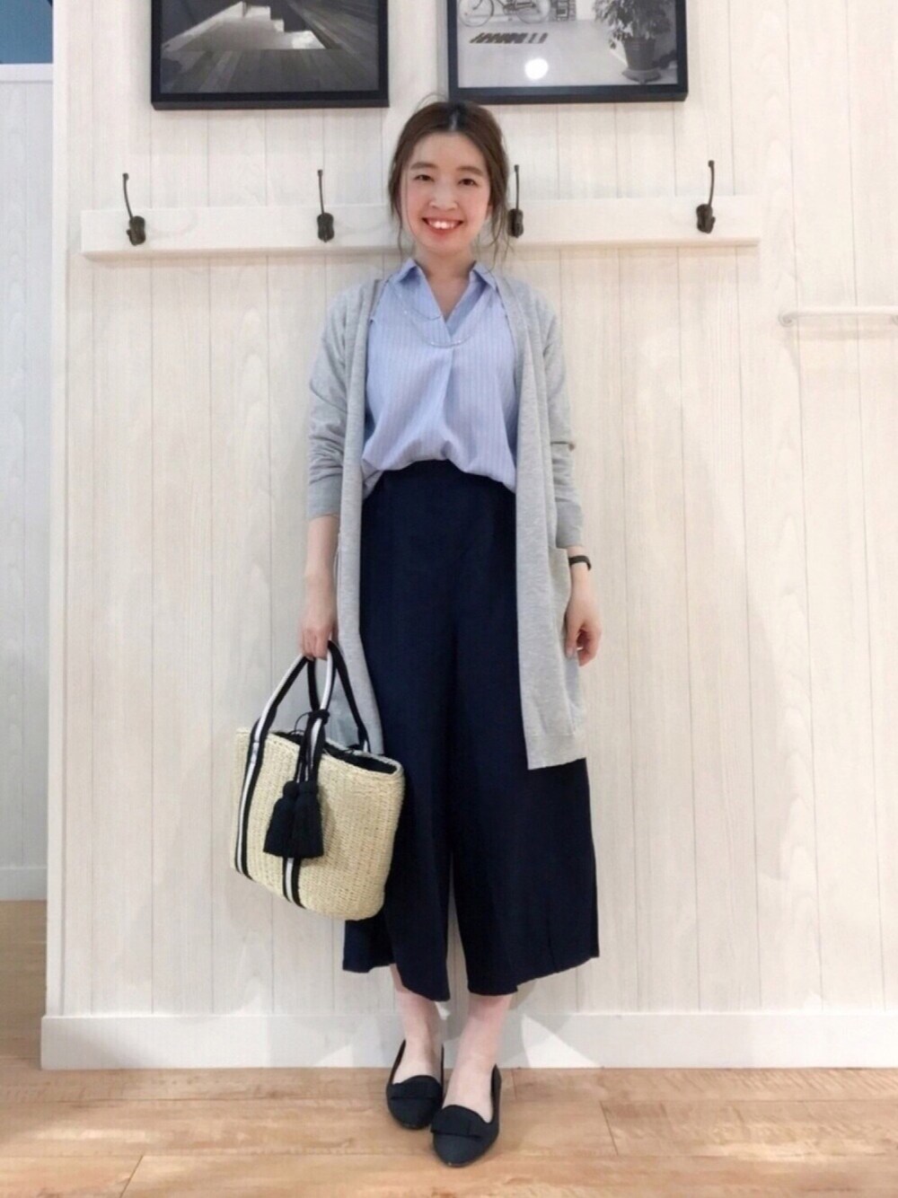 グレー系のカーディガン/ボレロ、ブルー系のシャツ/ブラウス、ブルー系のその他パンツを着用したレディースの春コーディネートの1枚目の写真