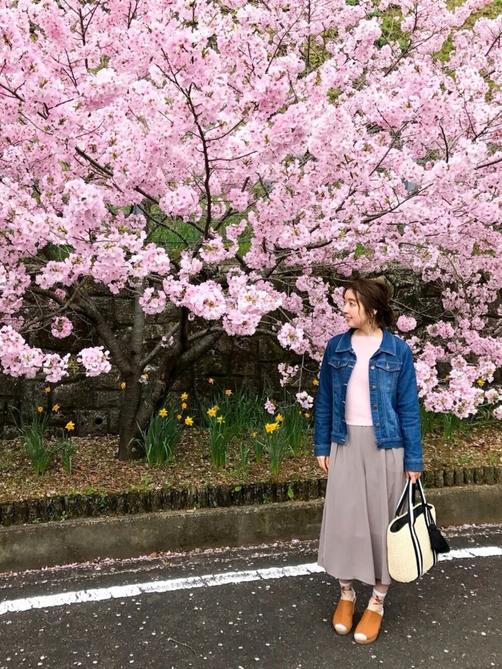 ブルー系のブルゾン、グレー系のその他パンツ、ブラック系のトートバッグを着用したレディースの春コーディネートの1枚目の写真