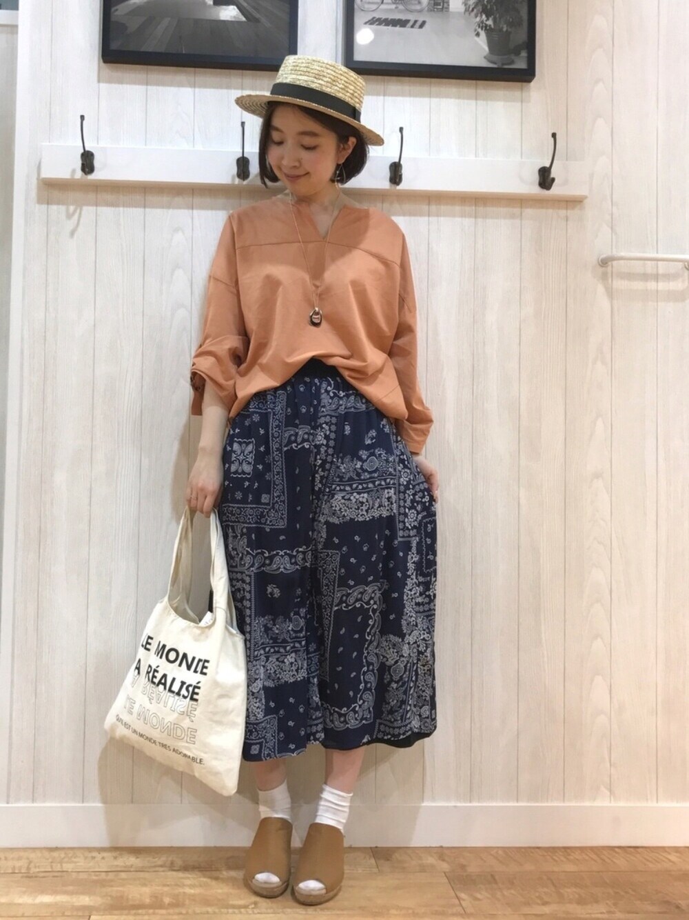 レッド系のTシャツ/カットソー、ブラック系のその他パンツ、ブラウン系のサンダルを着用したレディースの春コーディネートの1枚目の写真