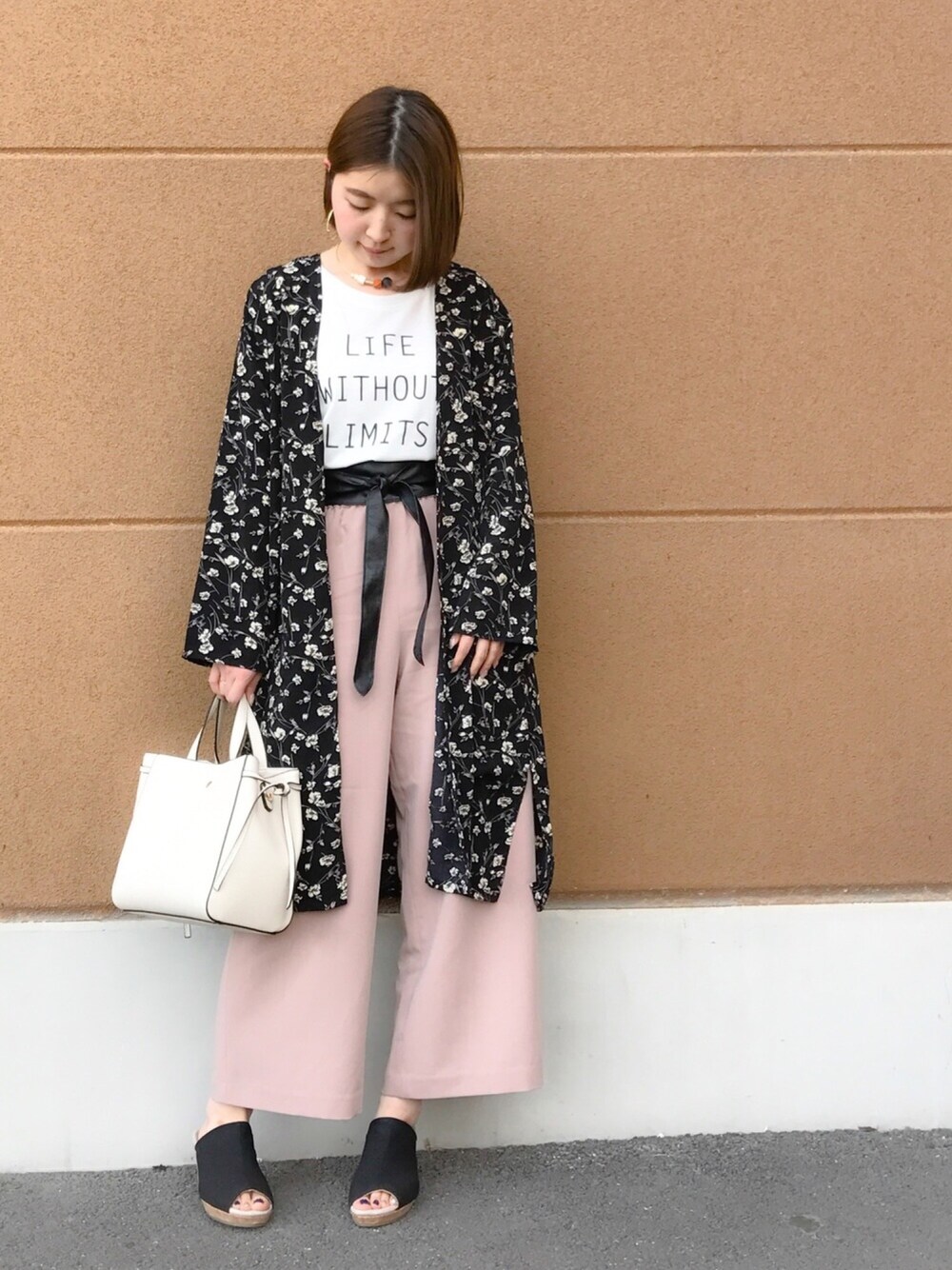 ブラック系のその他トップス、ホワイト系のトートバッグ、ブラック系のサンダルを着用したレディースの春コーディネートの1枚目の写真