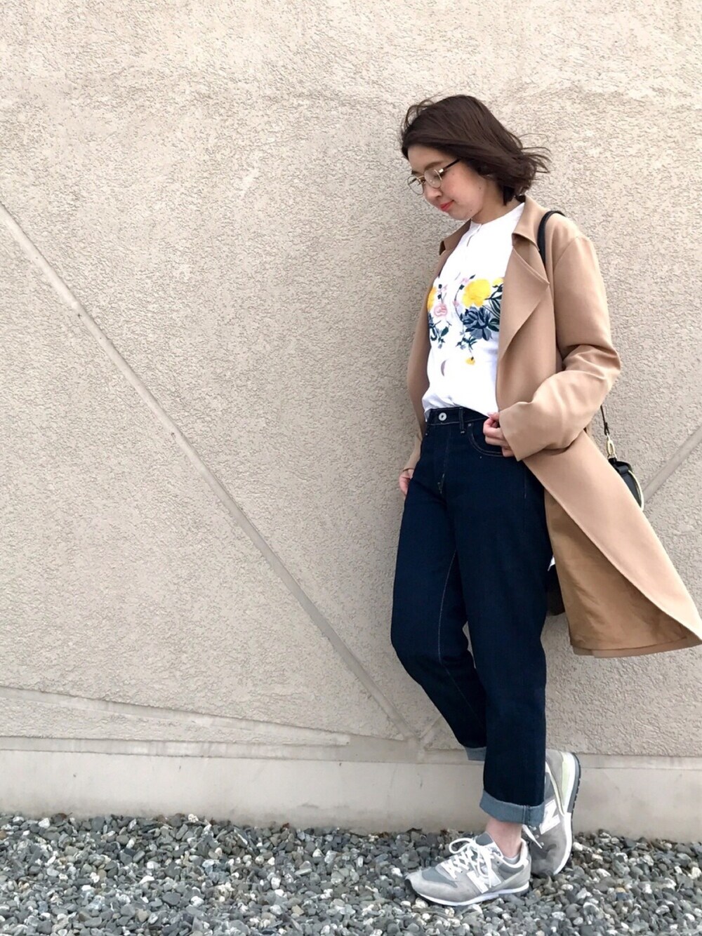 「大人カジュアル、トレンチコート、刺繍、ブラウス、刺繍ブラウス、ZARA、デニム、スニーカー、ニューバランス、休日スタイル」｜「DRESKIPのハーフトレンチコート（トレンチコート、ベージュ系）」を使った、リナさん（レディース・160cm）の春コーディネートの1枚目の写真