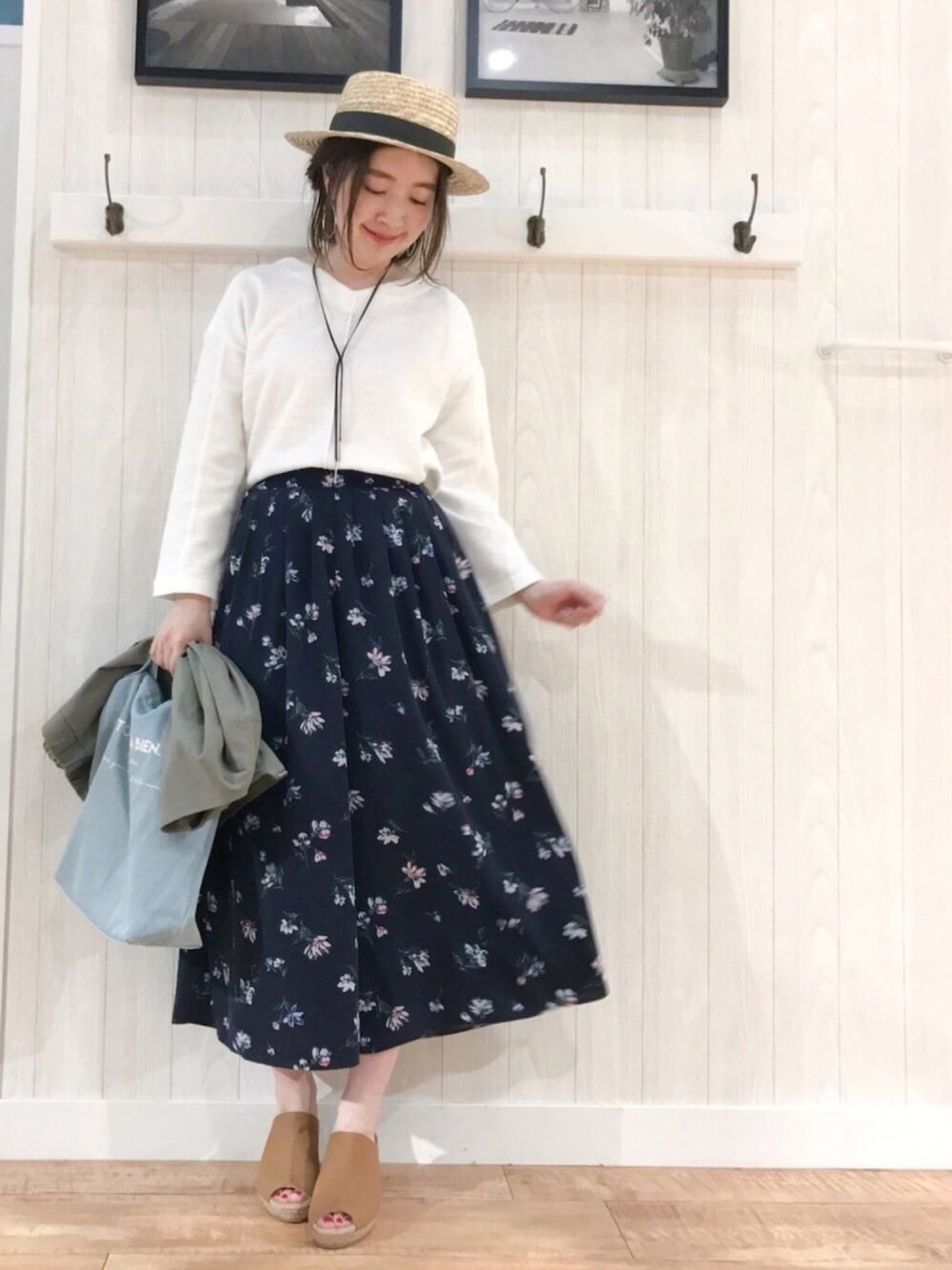 グリーン系のブルゾン、ホワイト系のTシャツ/カットソー、ホワイト系のTシャツ/カットソーを着用したレディースの春コーディネートの1枚目の写真