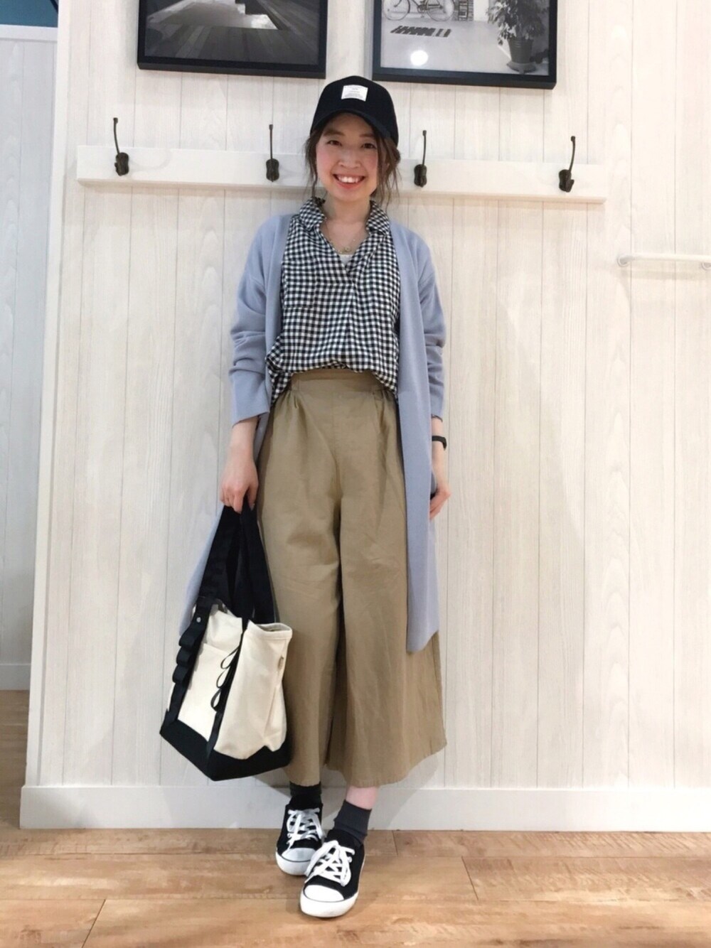 ブルー系のカーディガン/ボレロ、ブラック系のシャツ/ブラウス、ホワイト系のタンクトップを着用したレディースの春コーディネートの1枚目の写真
