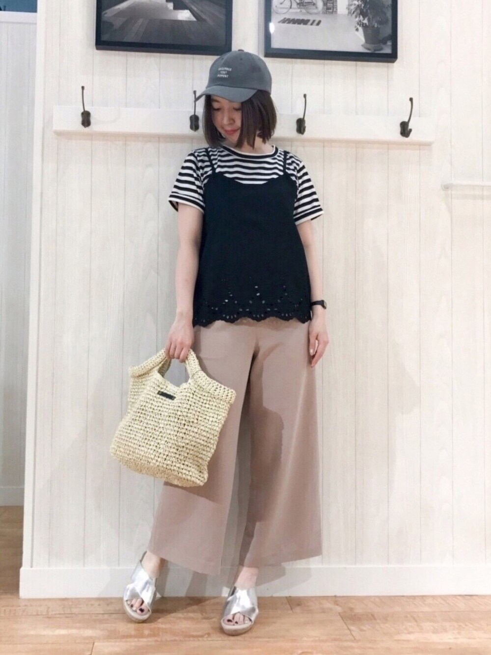 シルバー系のサンダル、ブラック系のその他トップス、ピンク系のその他パンツを着用したレディースの春コーディネートの1枚目の写真