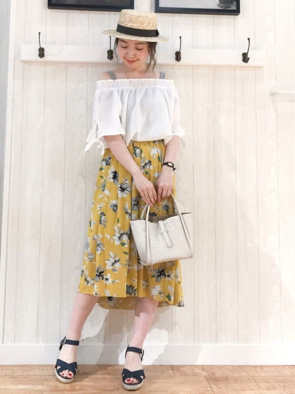 ホワイト系のシャツ/ブラウス、イエロー系のスカート、ブルー系のサンダルを着用したレディースの夏コーディネートの1枚目の写真