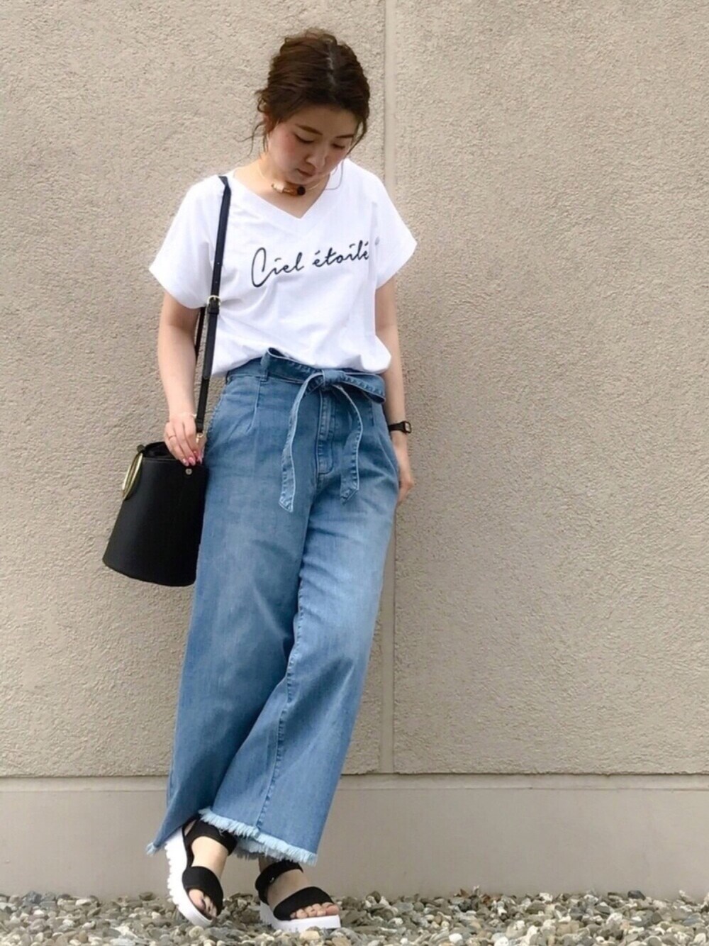 ホワイト系のTシャツ/カットソー、ブルー系のデニムパンツ、ブラック系のその他シューズを着用したレディースの春コーディネートの1枚目の写真