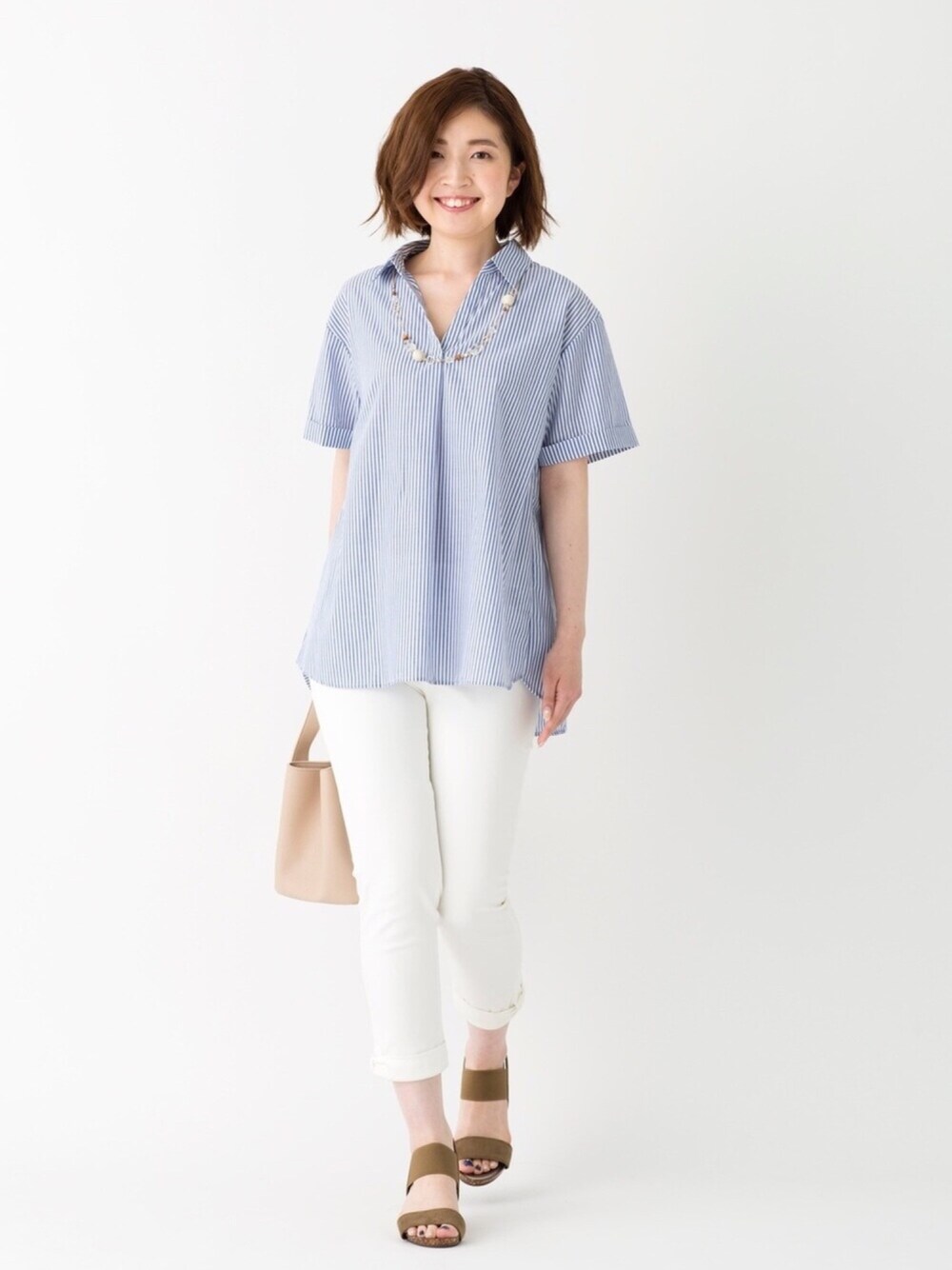 ホワイト系のその他パンツ、ベージュ系のトートバッグ、グリーン系のサンダルを着用したレディースの夏コーディネートの1枚目の写真