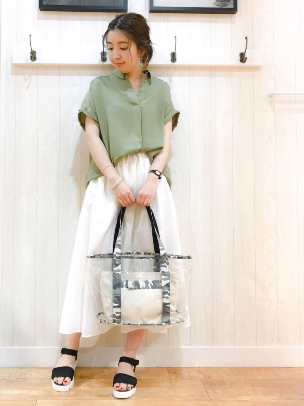 グリーン系のシャツ/ブラウス、グリーン系のトートバッグ、ブラック系のその他シューズを着用したレディースの夏コーディネートの1枚目の写真