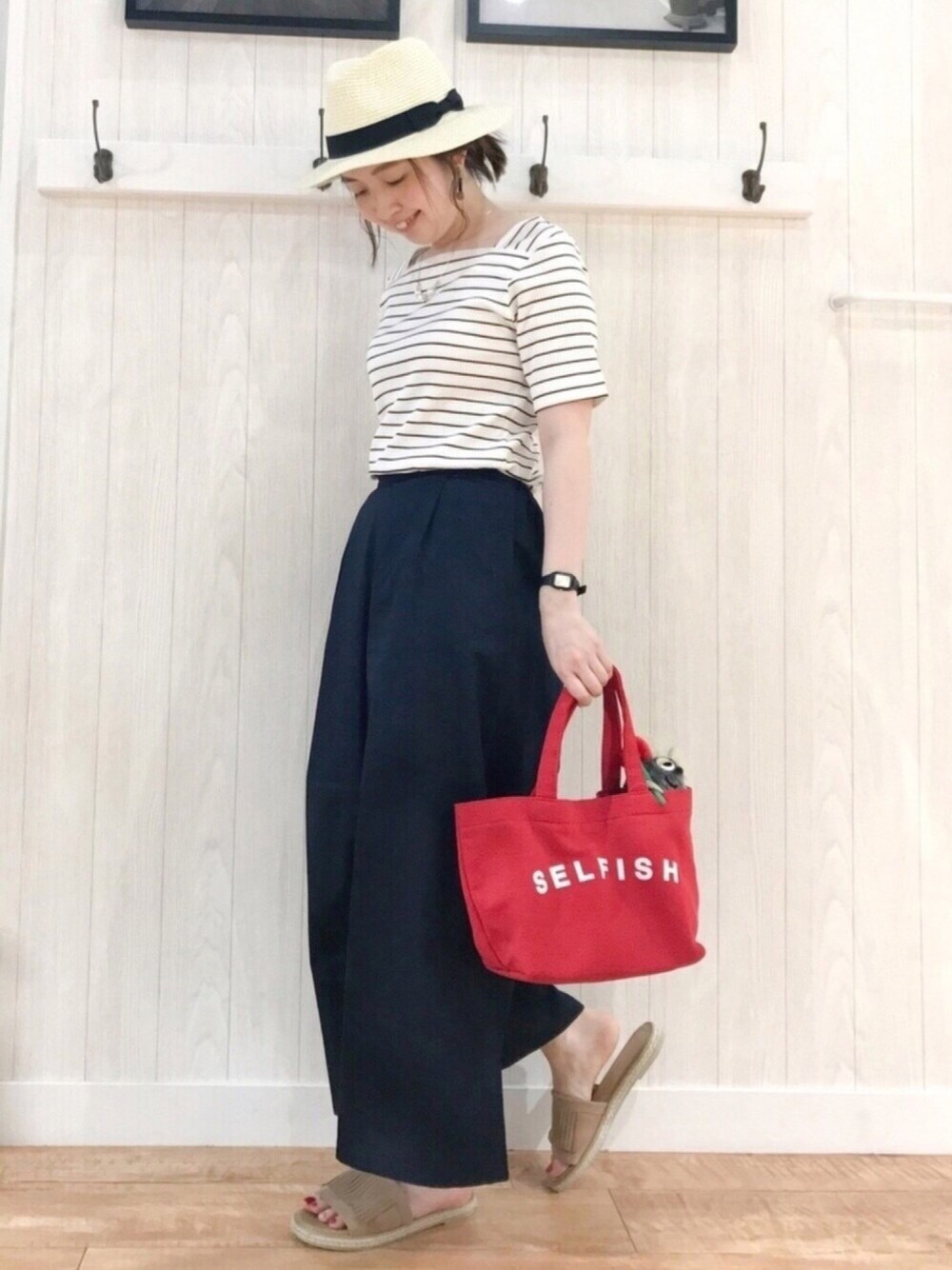 ブルー系のその他パンツ、レッド系のトートバッグ、ベージュ系のサンダルを着用したレディースの夏コーディネートの1枚目の写真