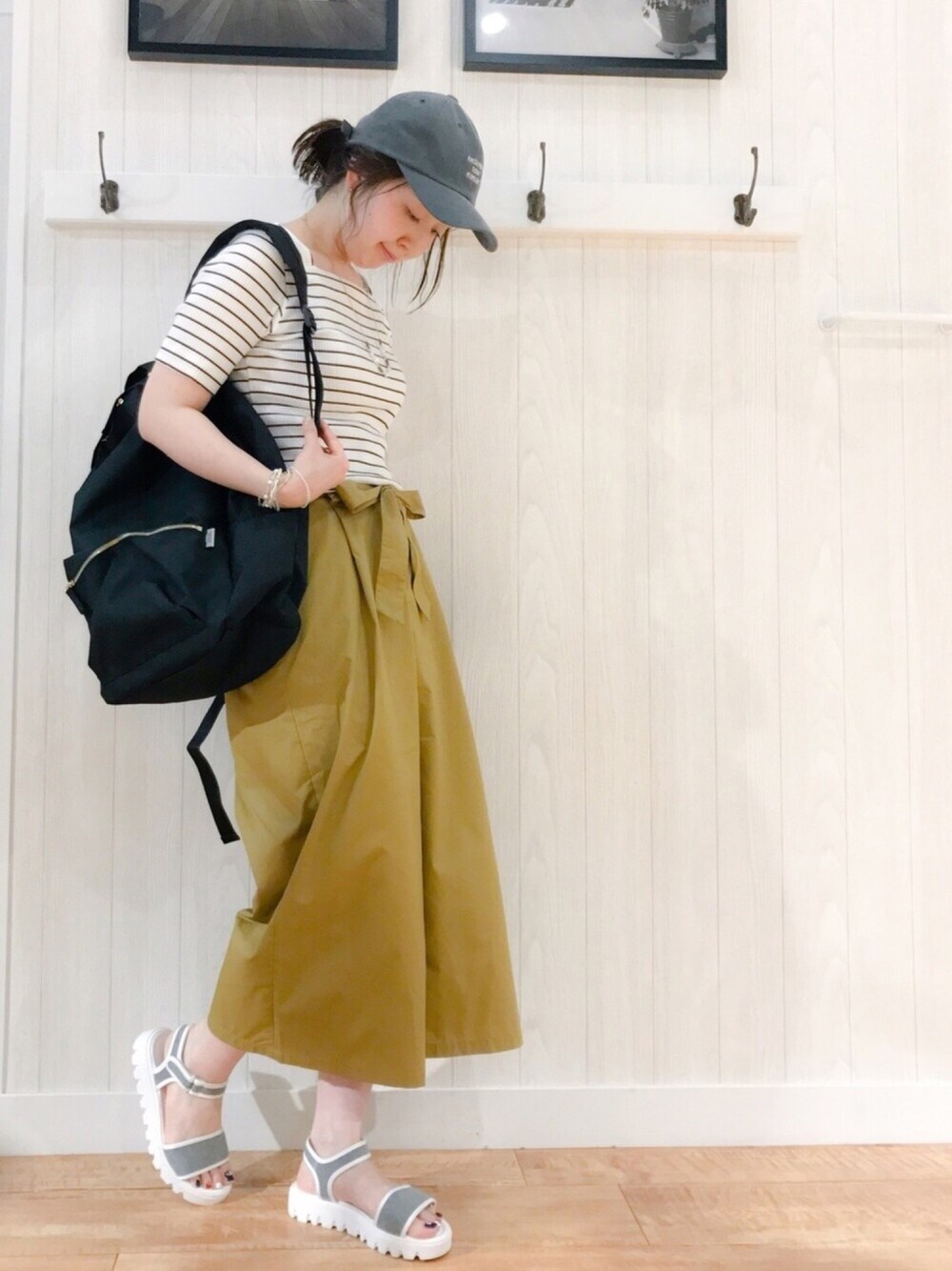 イエロー系のTシャツ/カットソー、ブラウン系のその他パンツ、ブラック系のバックパック/リュックを着用したレディースの夏コーディネートの1枚目の写真