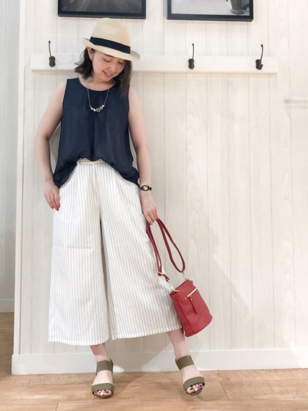 ブルー系のシャツ/ブラウス、レッド系のショルダーバッグ、グリーン系のサンダルを着用したレディースの夏コーディネートの1枚目の写真