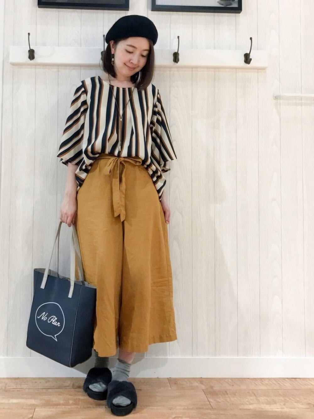 イエロー系のその他パンツ、ブルー系のトートバッグ、グリーン系のシャツ/ブラウスを着用したレディースの秋コーディネートの1枚目の写真