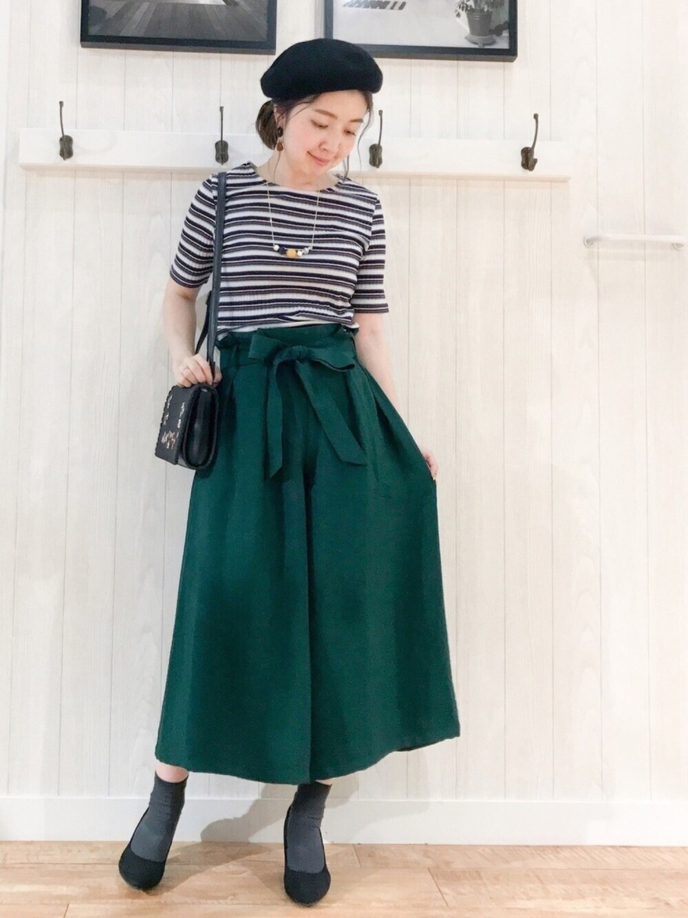 ベージュ系のTシャツ/カットソー、グリーン系のその他パンツ、ブラック系のパンプスを着用したレディースの秋コーディネートの1枚目の写真