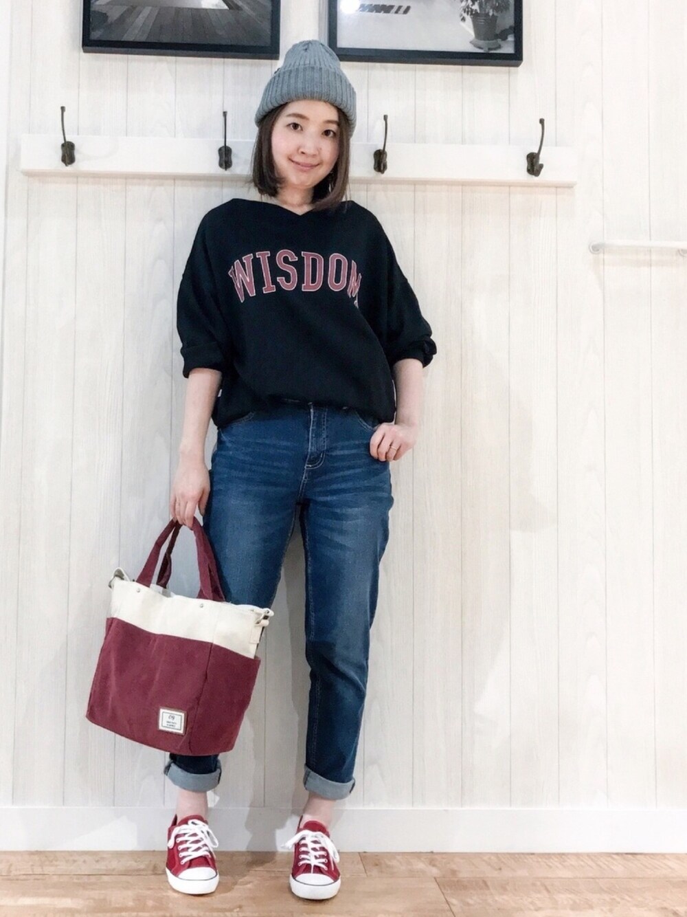 ブラック系のTシャツ/カットソー、ブルー系のデニムパンツ、レッド系のトートバッグを着用したレディースの夏コーディネートの1枚目の写真