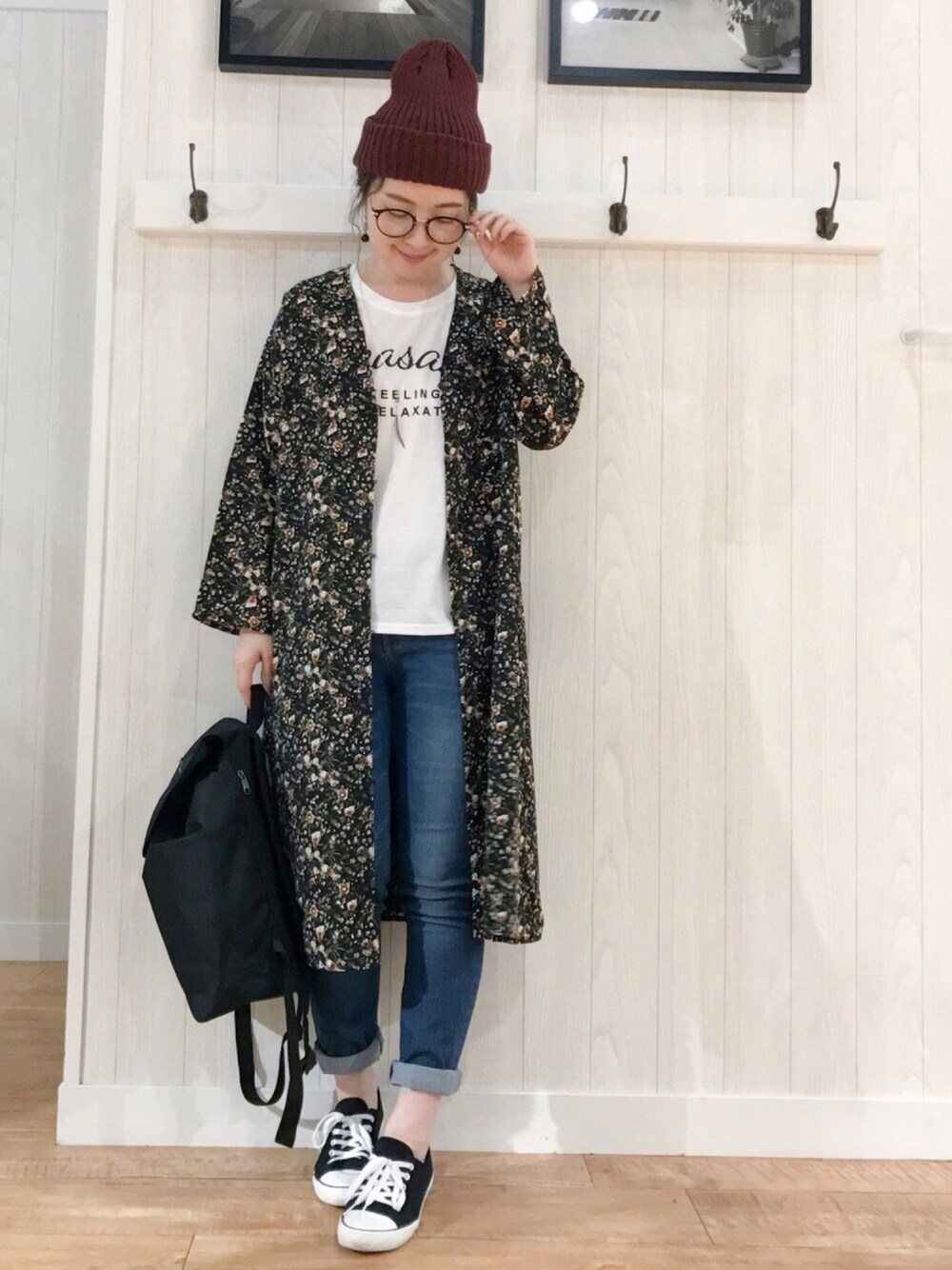 ブラック系のその他トップス、ブルー系のデニムパンツ、ブラック系のバックパック/リュックを着用したレディースの夏コーディネートの1枚目の写真