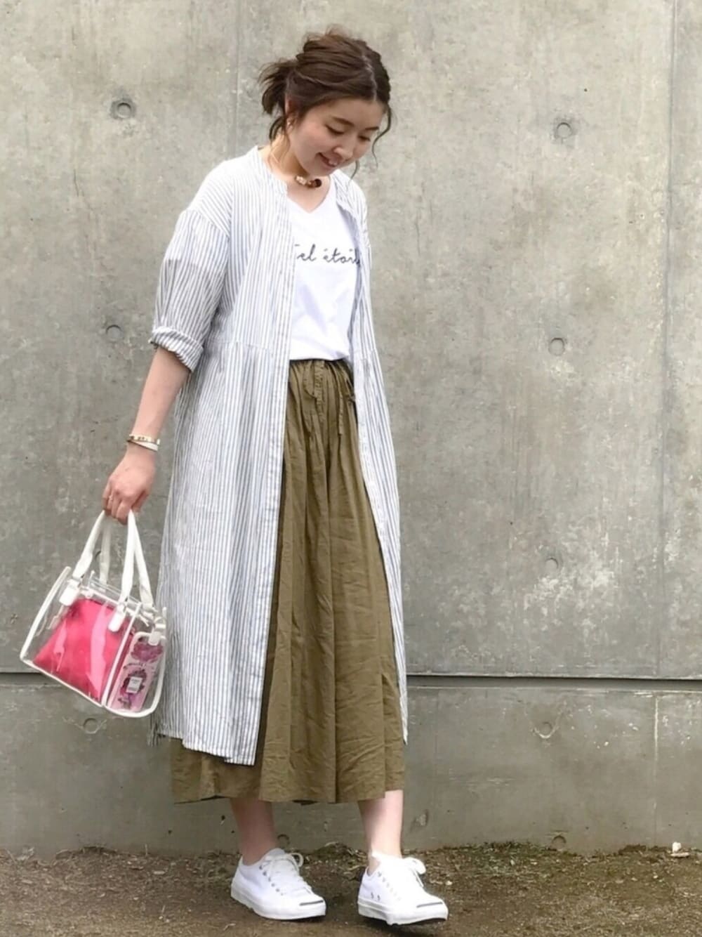 ブラック系のワンピース、ホワイト系のTシャツ/カットソー、グリーン系のその他パンツを着用したレディースの夏コーディネートの1枚目の写真