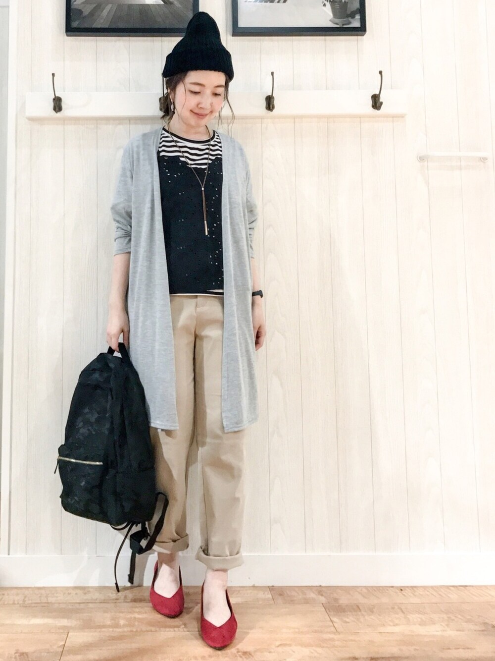 グレー系のカーディガン/ボレロ、ブラック系のその他トップス、ベージュ系のその他パンツを着用したレディースの秋コーディネートの1枚目の写真