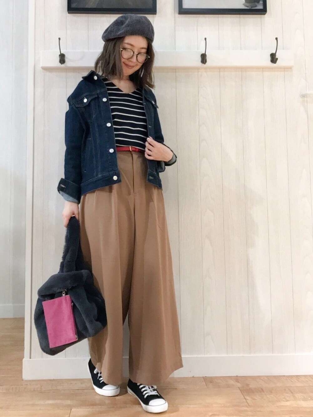 ブルー系のデニムジャケット、ブラック系のTシャツ/カットソー、グレー系のトートバッグを着用したレディースの秋コーディネートの1枚目の写真
