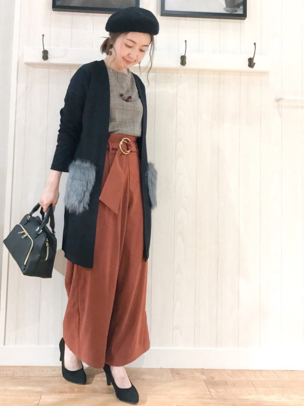 ブラック系のカーディガン/ボレロ、レッド系のその他パンツ、ブラック系のボストンバッグを着用したレディースの秋コーディネートの1枚目の写真