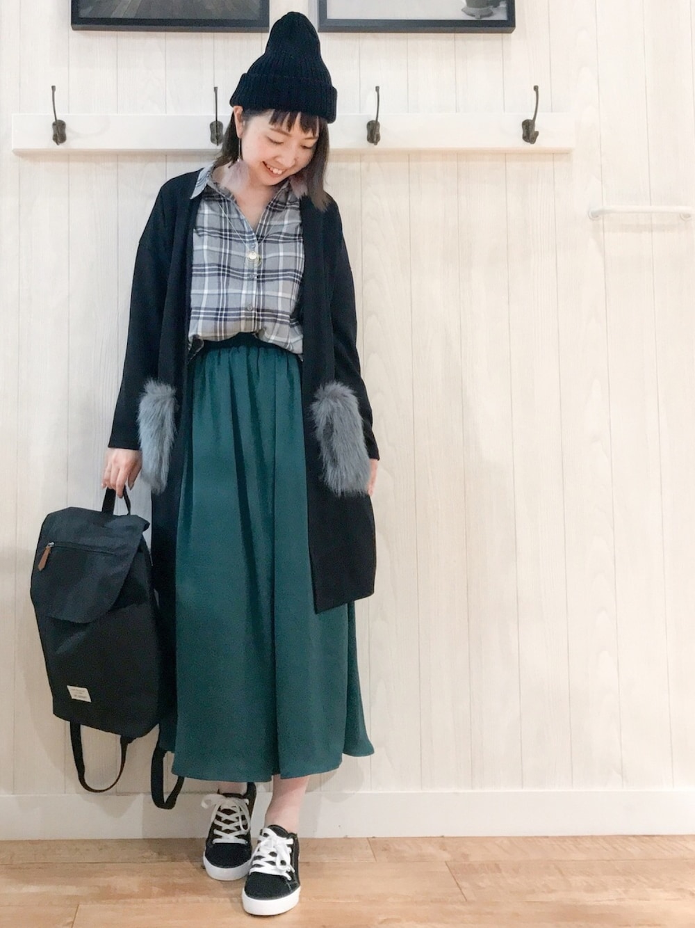 ブラック系のカーディガン/ボレロ、グレー系のシャツ/ブラウス、グリーン系のその他パンツを着用したレディースの秋コーディネートの1枚目の写真