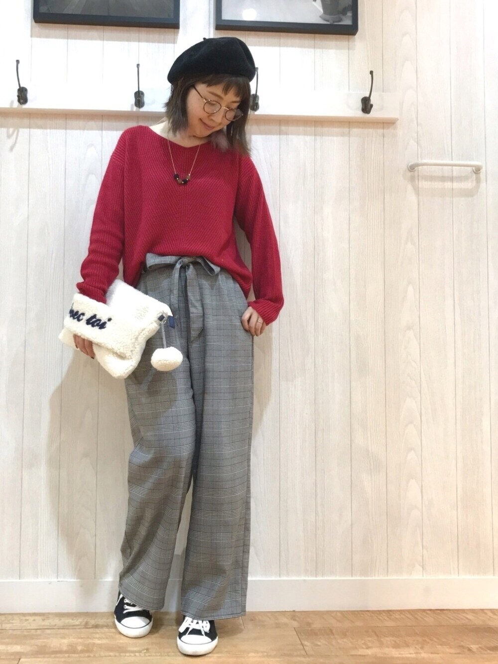 レッド系のニット/セーター、ブラック系のその他パンツ、ホワイト系のクラッチバッグを着用したレディースの秋コーディネートの1枚目の写真