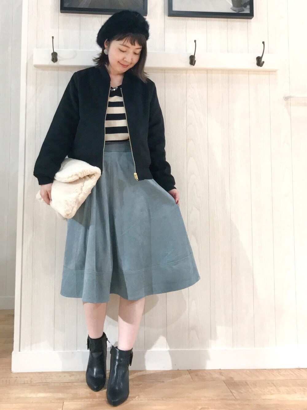 「秋のコーデ、大人カジュアル、ブルゾン、ボーダートップス、ニット、スカート、ベレー帽、ファークラッチ、ショートブーツ、シューラルー」｜「DRESKIPのビーバー×キルトリバーブルゾン（ブルゾン、ブラック系）」を使った、リナさん（レディース・160cm）の秋コーディネートの1枚目の写真