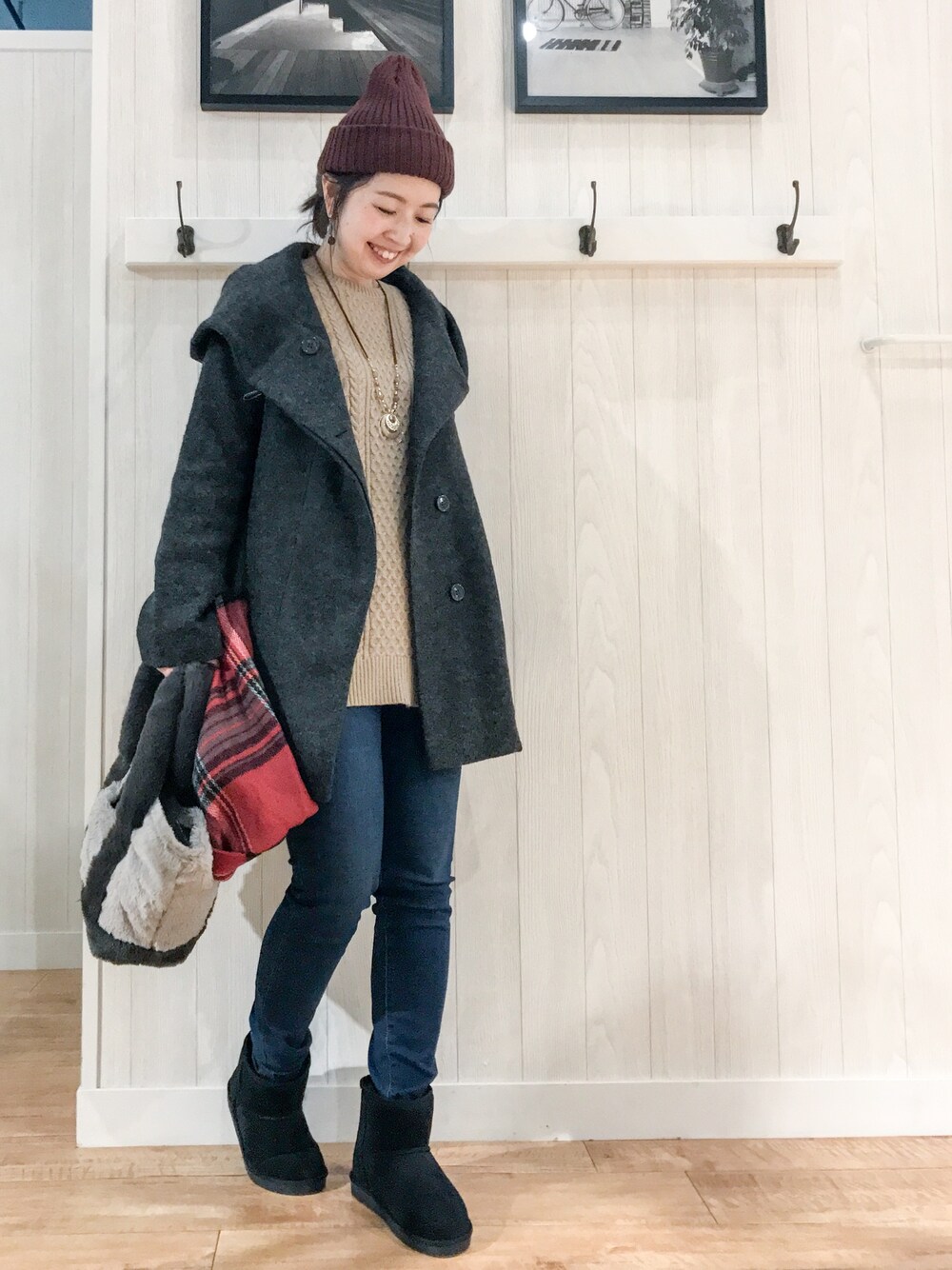 グレー系のその他アウター、ベージュ系のニット/セーター、ブルー系のデニムパンツを着用したレディースの秋コーディネートの1枚目の写真