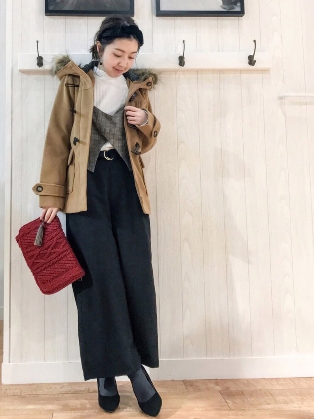 「大人カジュアル、パンツスタイル、ダッフルコート、グレンチェック、キャミソール、ワイドパンツ、ヘアバンド、クラッチバッグ、パンプス、シューラルー」｜「Cutie Blondeのショートダッフルコート（ダッフルコート、ブラウン系）」を使った、リナさん（レディース・160cm）の秋コーディネートの1枚目の写真