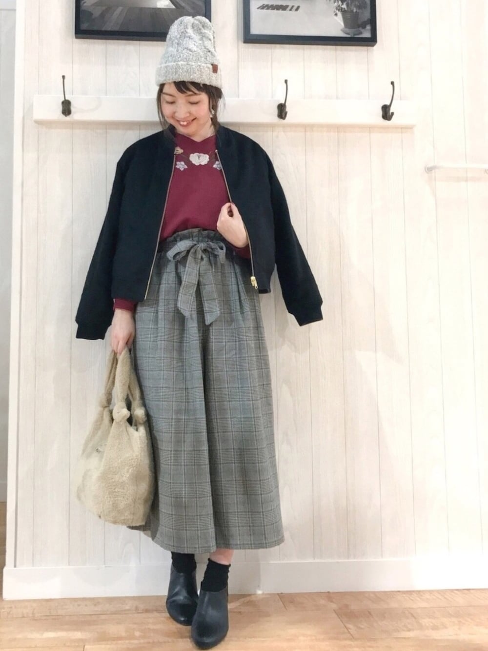 ブラック系のブルゾン、レッド系のTシャツ/カットソー、ブラック系のその他パンツを着用したレディースの秋コーディネートの1枚目の写真
