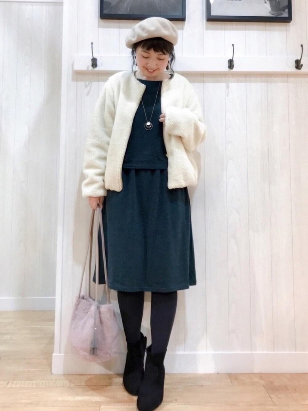 「大人カジュアル、冬コーデ、モコモコアウター、ブルゾン、ニットワンピース、セットアップ風、ベレー帽、ファーバッグ、ショートブーツ、シューラルー」｜「DRESKIPのボアリバーシブルブルゾン（ブルゾン、ホワイト系）」を使った、リナさん（レディース・160cm）の秋コーディネートの1枚目の写真
