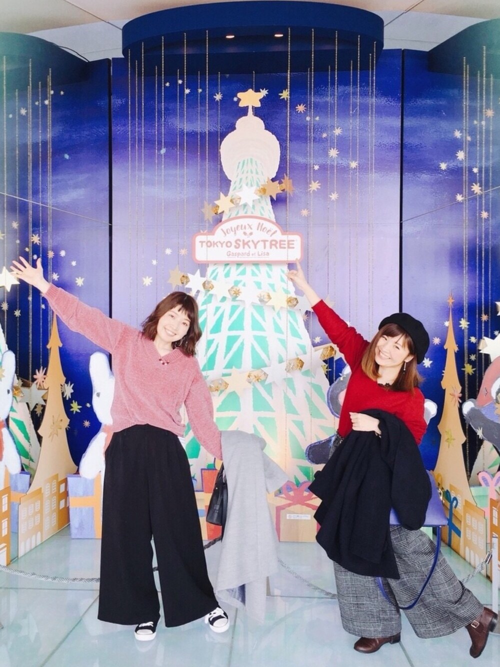 ピンク系のニット/セーター、ブラック系のその他パンツ、グレー系のその他アウターを着用したレディースの冬コーディネートの1枚目の写真