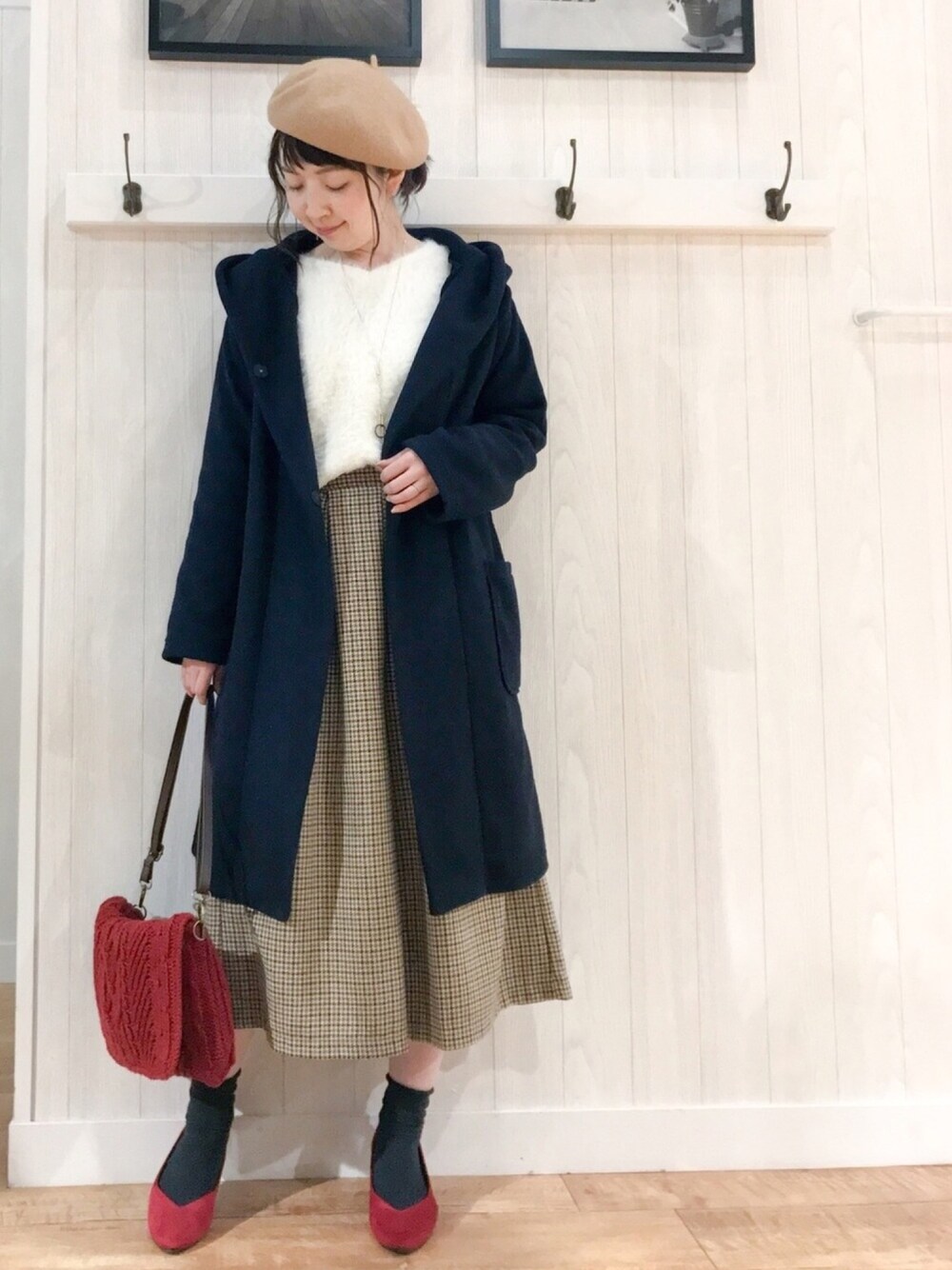 ホワイト系のニット/セーター、ブラウン系のその他パンツ、レッド系のショルダーバッグを着用したレディースの冬コーディネートの1枚目の写真