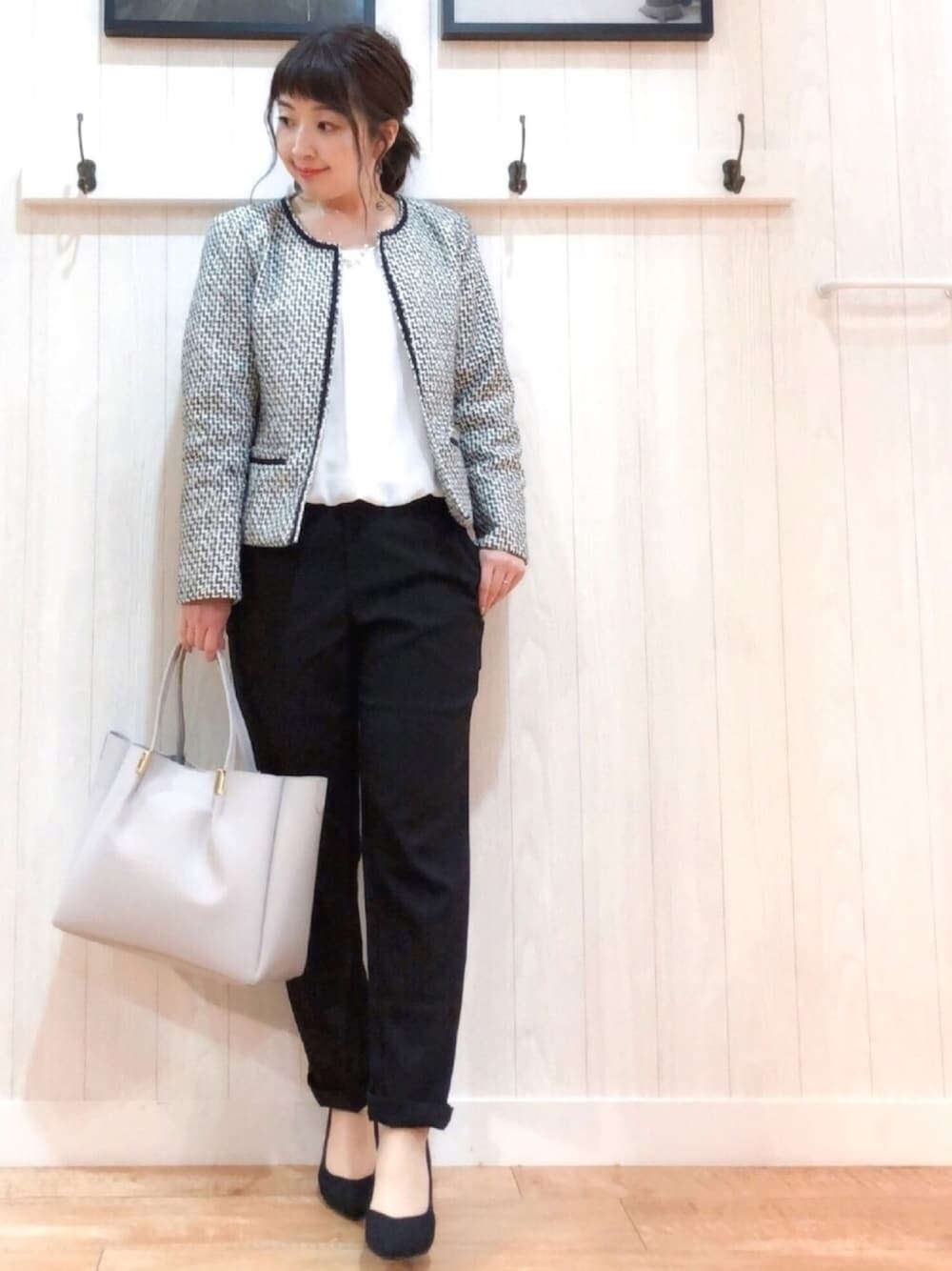 グレー系のノーカラージャケット、ホワイト系のシャツ/ブラウス、ブラック系のその他パンツを着用したレディースの冬コーディネートの1枚目の写真