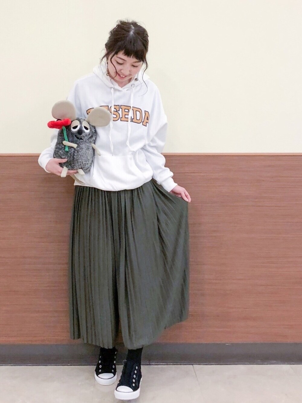 ホワイト系のパーカー、グリーン系のその他パンツ、グリーン系のブルゾンを着用したレディースの冬コーディネートの1枚目の写真