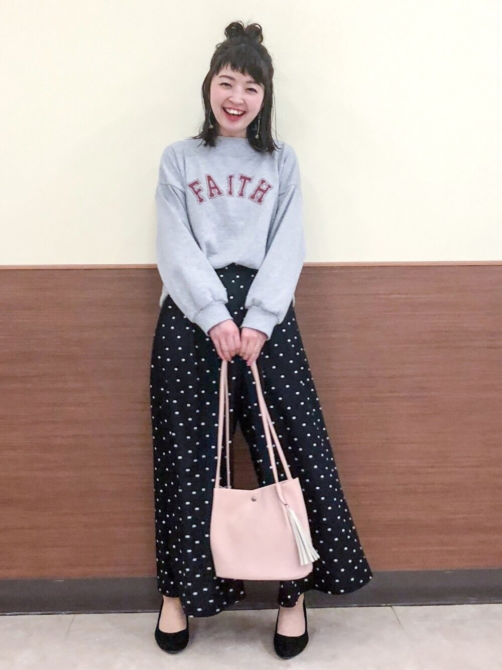 グレー系のTシャツ/カットソー、ブラック系のその他パンツ、ピンク系のトートバッグを着用したレディースの春コーディネートの1枚目の写真