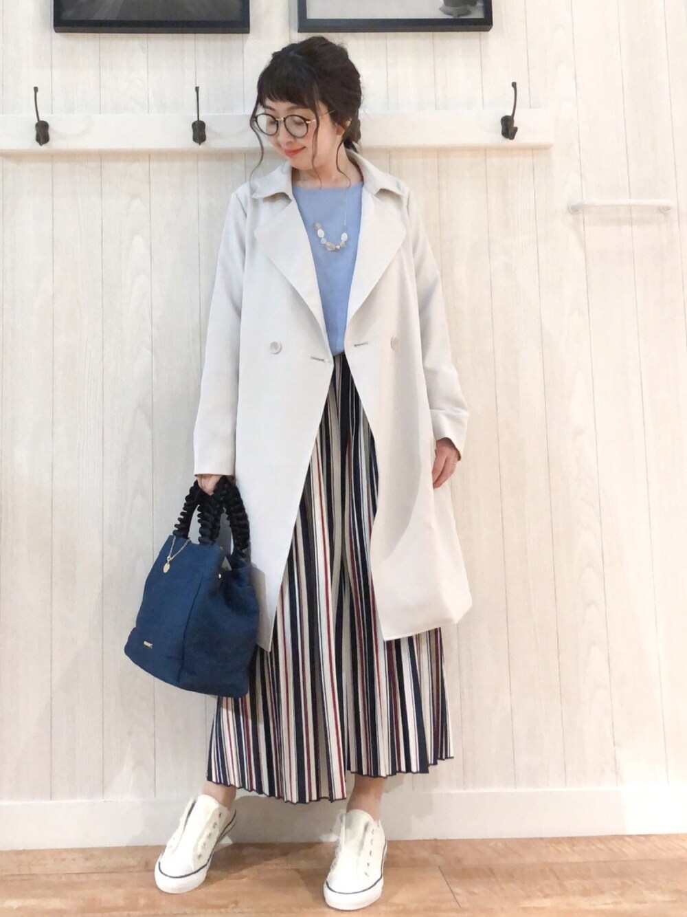 グレー系のその他アウター、ブルー系のニット/セーター、ブルー系のその他パンツを着用したレディースの冬コーディネートの1枚目の写真