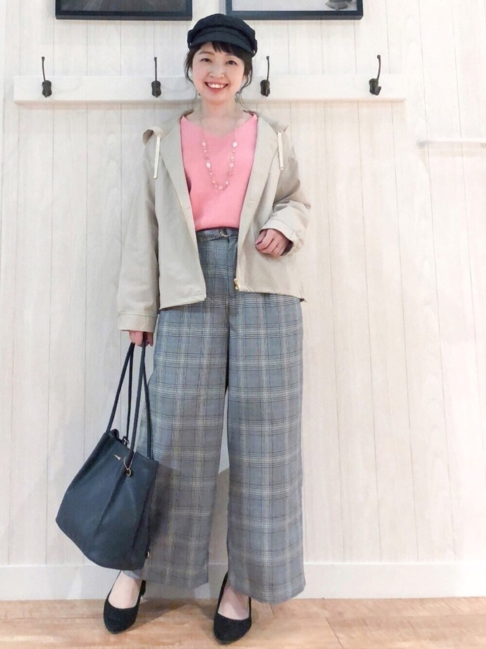 「大人カジュアル、春コーデ、マウンテンパーカー、ピンクニット、グレンチェック、ワイドパンツ、マリンキャップ、ショルダーバッグ、パンプス、シューラルー」｜「DRESKIPの[洗える]ミラノリブ袖ボリュームプルオーバー（Tシャツ/カットソー、ピンク系）」を使った、リナさん（レディース・160cm）の春コーディネートの1枚目の写真