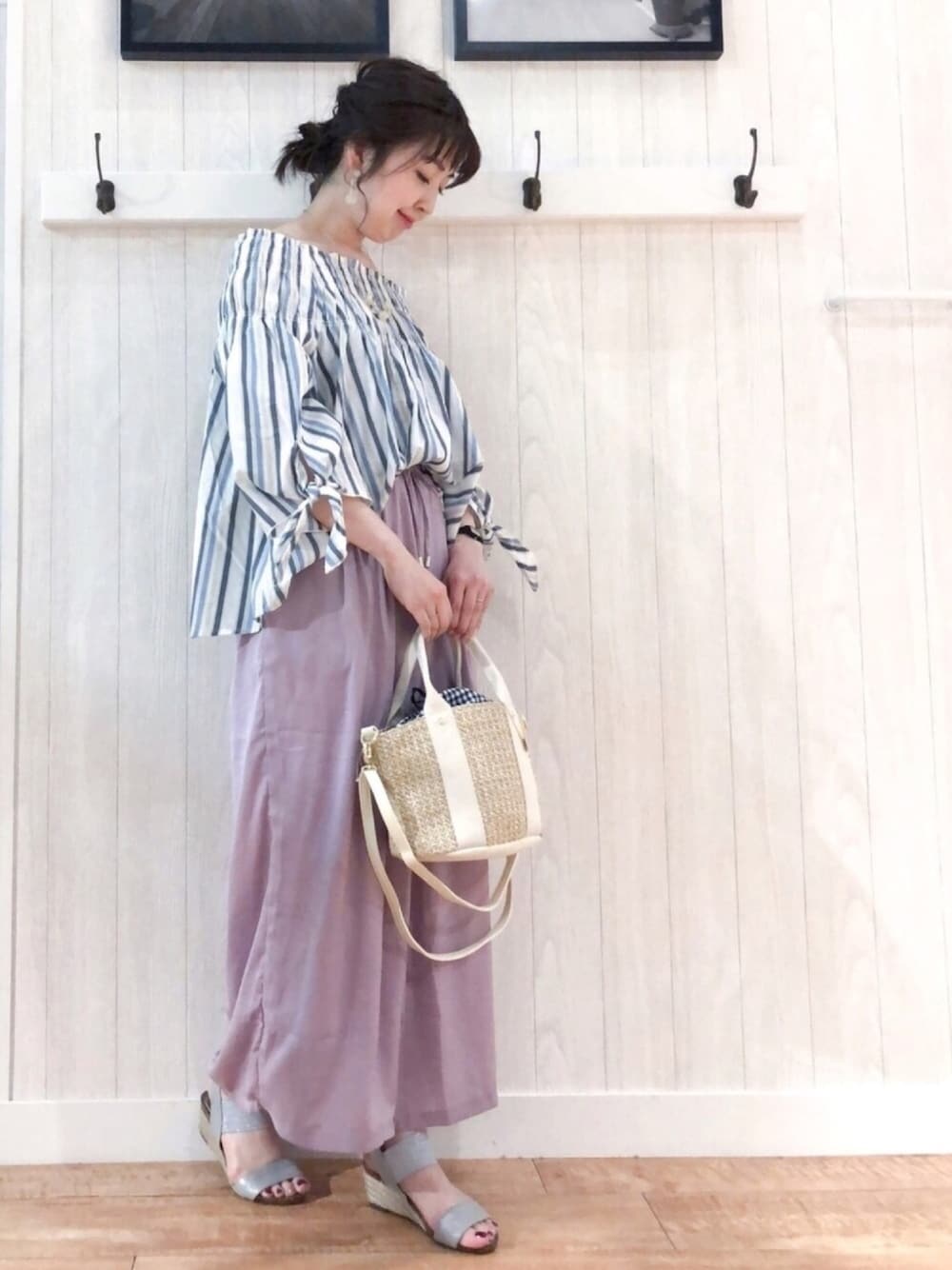 グレー系のシャツ/ブラウス、パープル系のその他パンツ、グレー系のサンダルを着用したレディースの春コーディネートの1枚目の写真