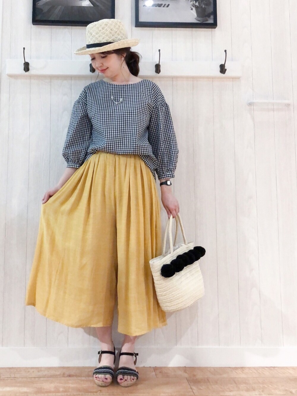 ブラック系のシャツ/ブラウス、イエロー系のその他パンツ、ホワイト系のトートバッグを着用したレディースの春コーディネートの1枚目の写真