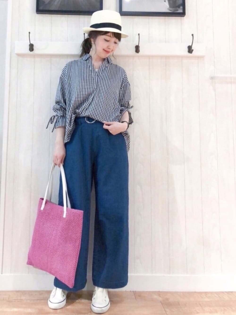 ブラック系のシャツ/ブラウス、ブルー系のデニムパンツ、ホワイト系のタンクトップを着用したレディースの春コーディネートの1枚目の写真