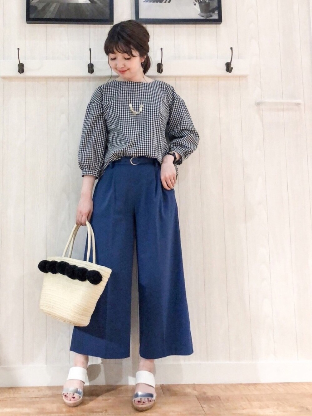 ブラック系のシャツ/ブラウス、ブルー系のその他パンツ、ホワイト系のトートバッグを着用したレディースの春コーディネートの1枚目の写真